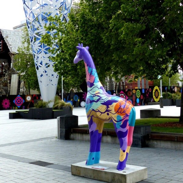 giraffesno2imagine_panasonicdmcfz200_christchurchstandingtall_publicartworks_gwilymdevey_giraffesculptures_publicdomaindedicationcc0-171412
