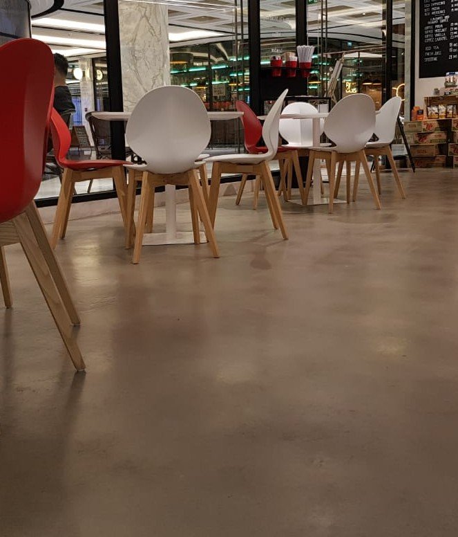 Seamless, modern floor featuring a smooth, polished concrete-like finish with subtle variations in color and texture, showcasing the elegance and durability of Cemento 2k.